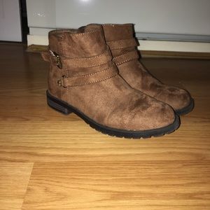 Girls booties size 4